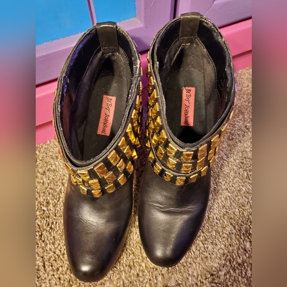 Betsey Johnson Goldtone Studded Black Leather Heeled Boot Bootie Size 7 - Picture 3 of 7